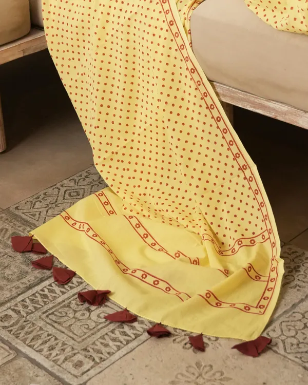 Yellow_Cotton_Mini_Polka_Dot_Printed_Mul_Saree_With_Tassels_For_Women